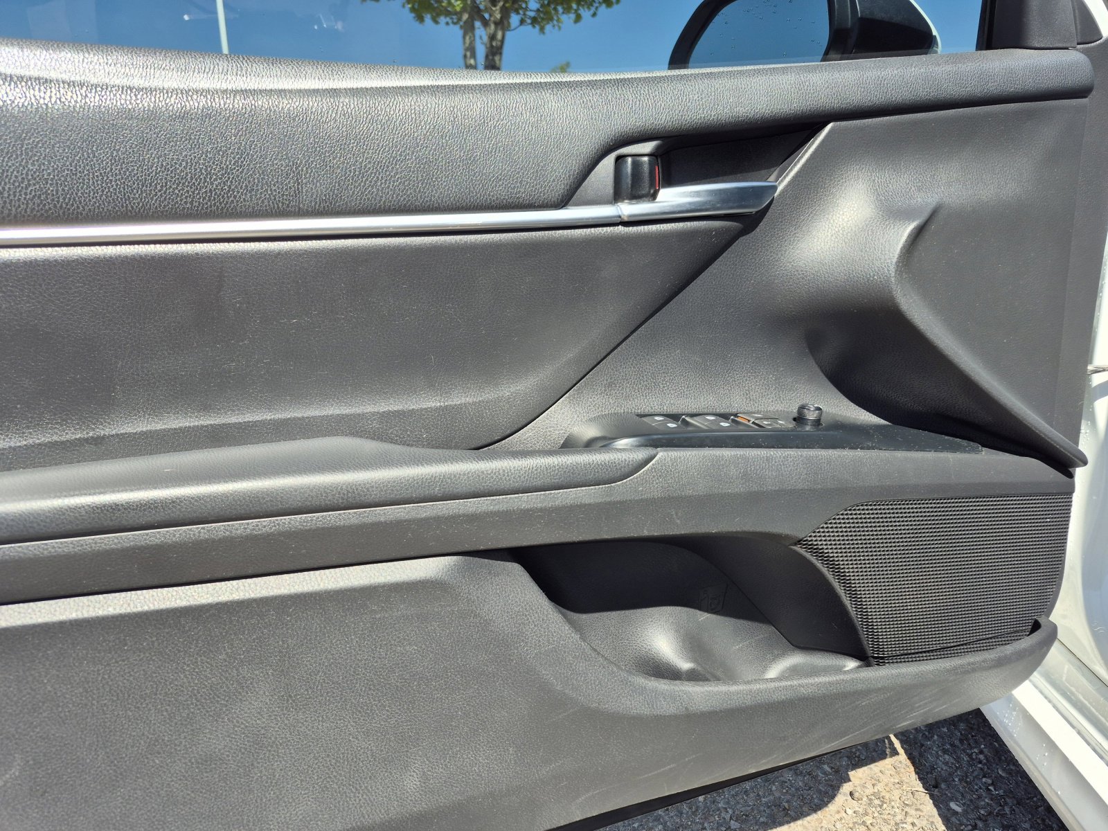 Used 2019 Toyota Camry LE FWD image 14