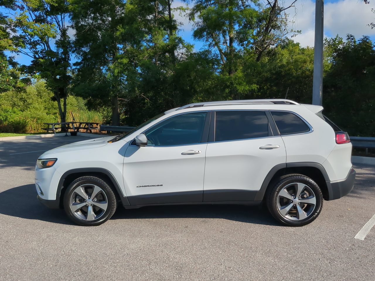 Used 2020 Jeep Cherokee Limited FWD image 4