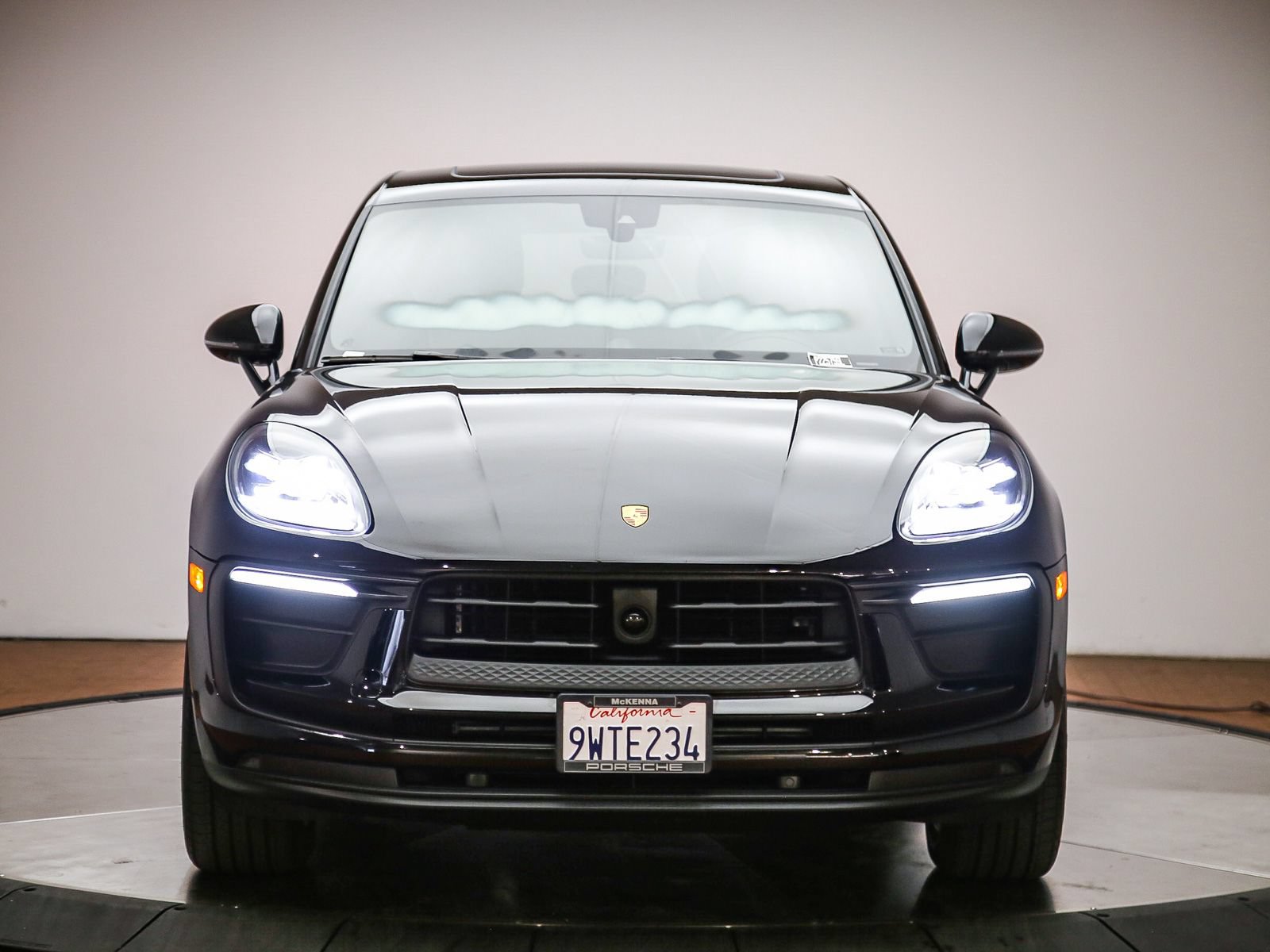 Certified 2025 Porsche Macan AWD/4WD image 10