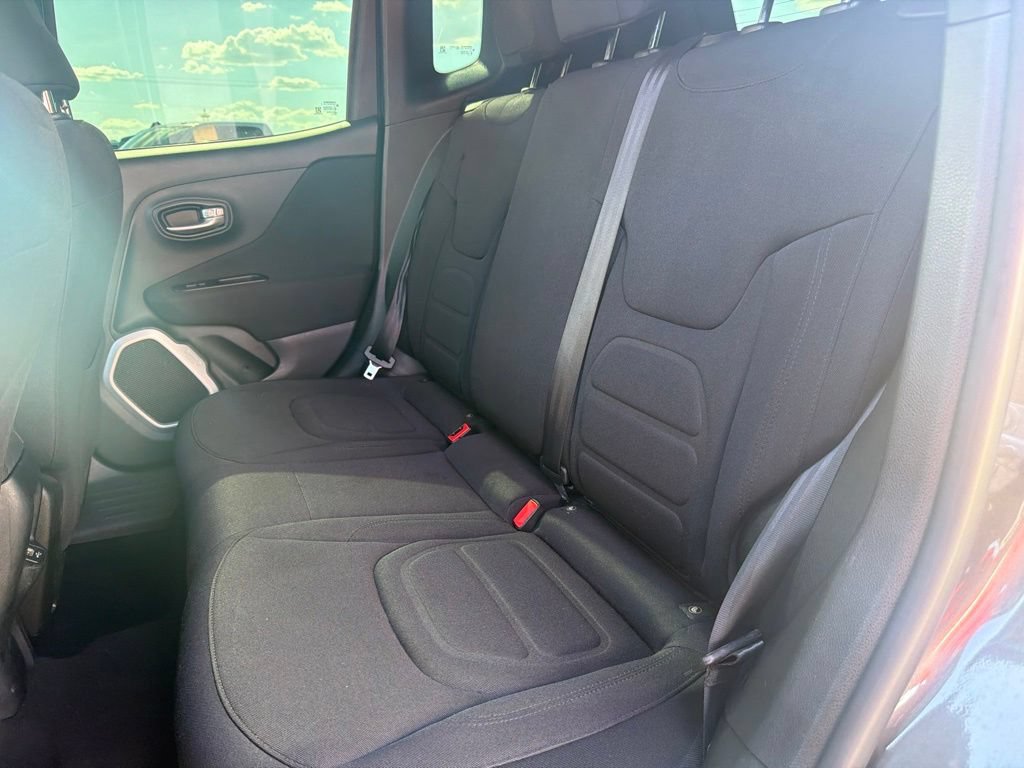Used 2018 Jeep Renegade Latitude FWD image 13