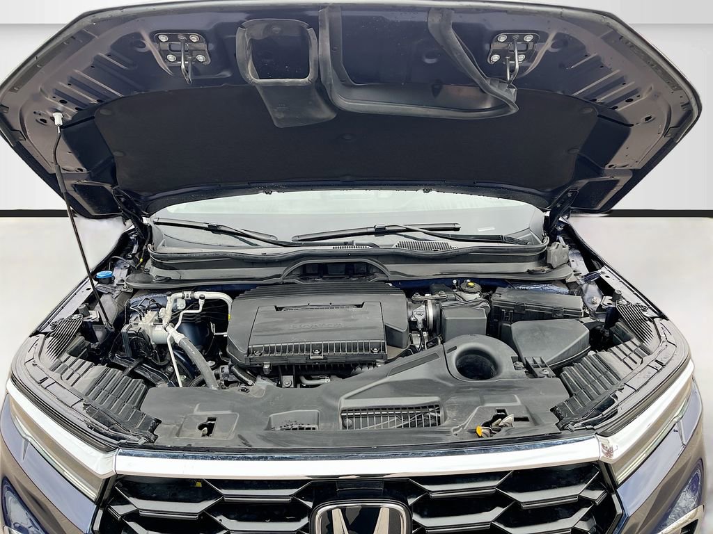 Used 2025 Honda Pilot Touring image 2