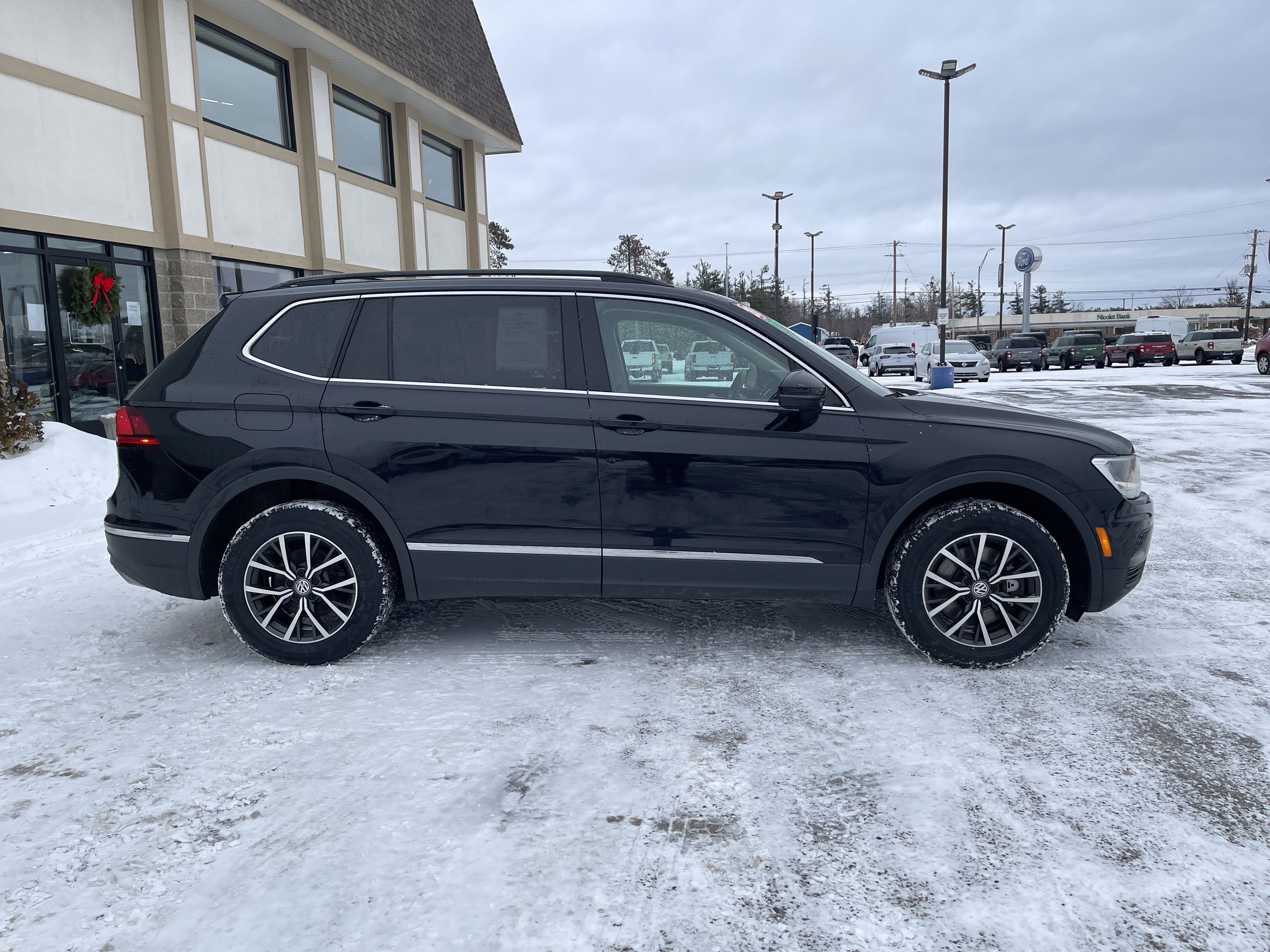 Used 2020 Volkswagen Tiguan SE w/ Panoramic Sunroof Package image 2