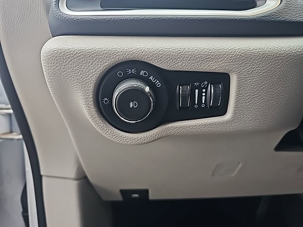 Used 2024 Chrysler Pacifica Touring-L image 15