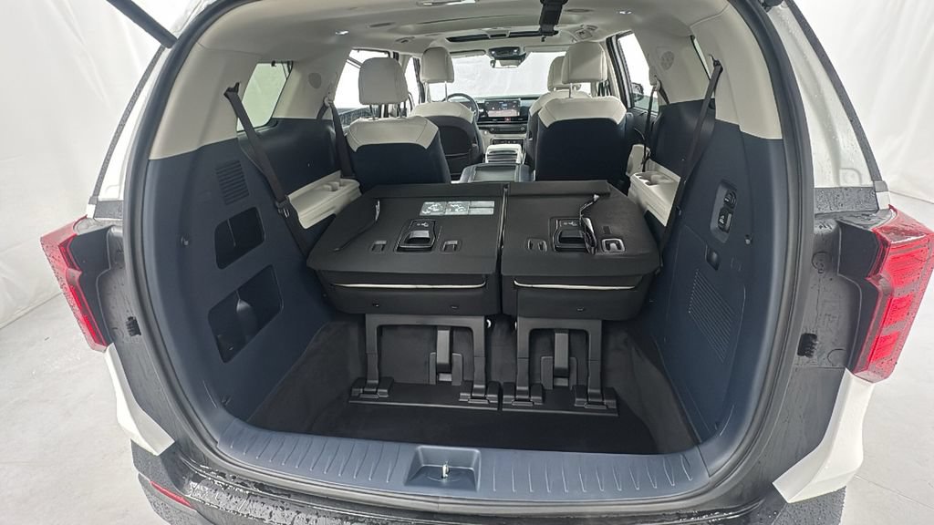New 2026 Kia Carnival SX w/ SX Dark Edition Package FWD image 17