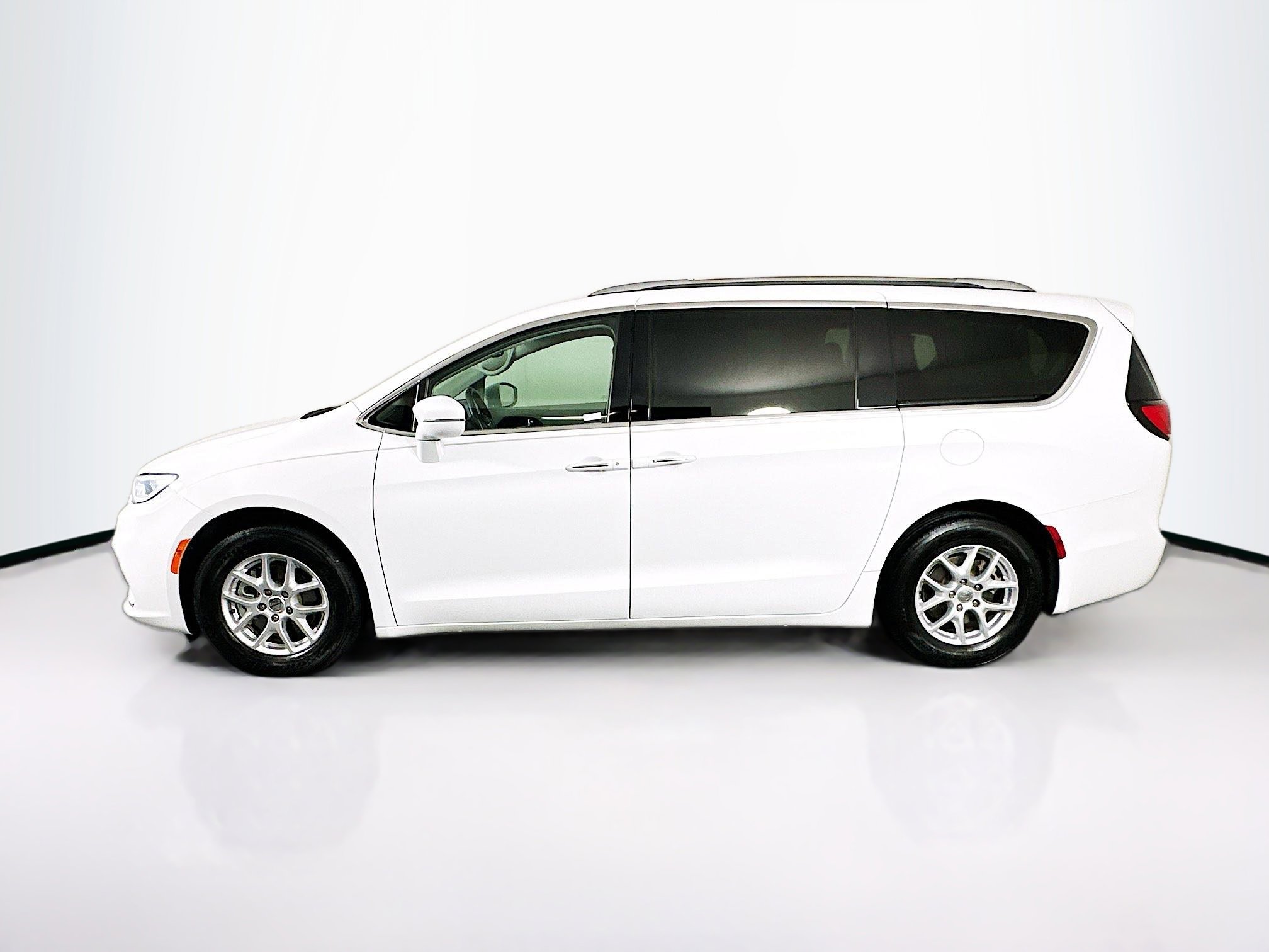 Used 2021 Chrysler Pacifica Touring-L image 4