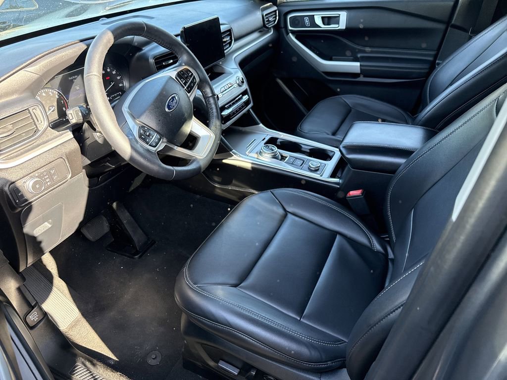 Used 2022 Ford Explorer XLT w/ Equipment Group 202A AWD/4WD image 6