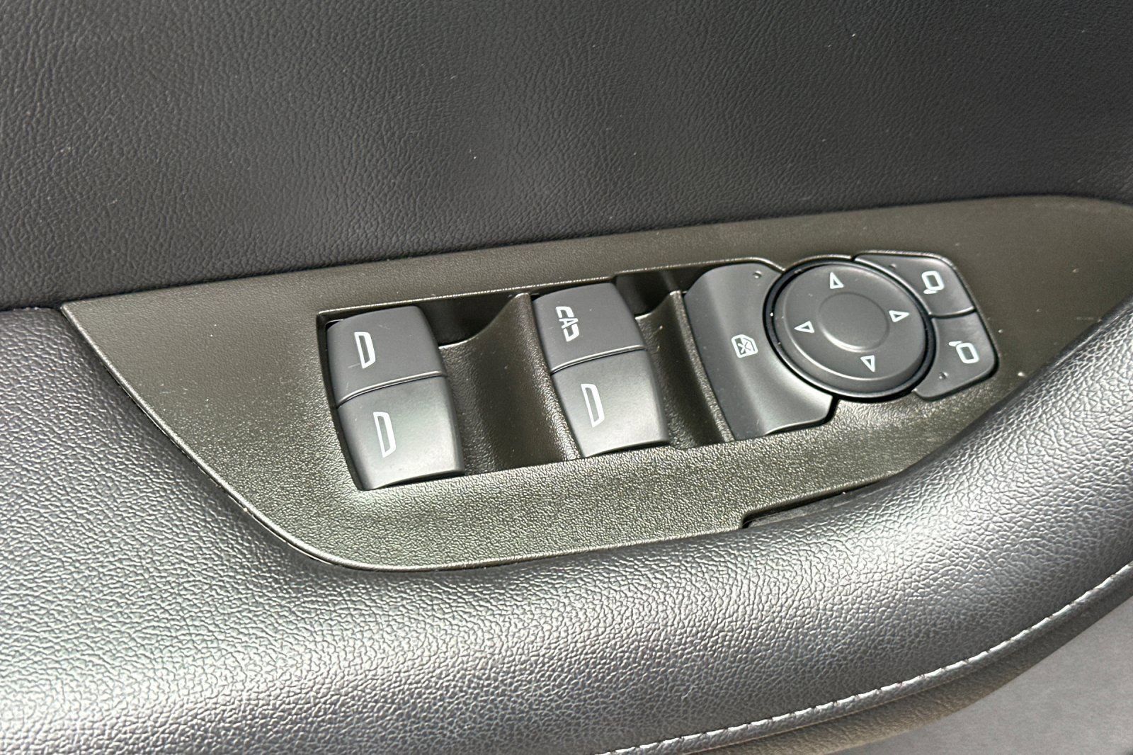 Certified 2022 Chevrolet Blazer LT w/ LPO, Black Grille Bar Package image 12