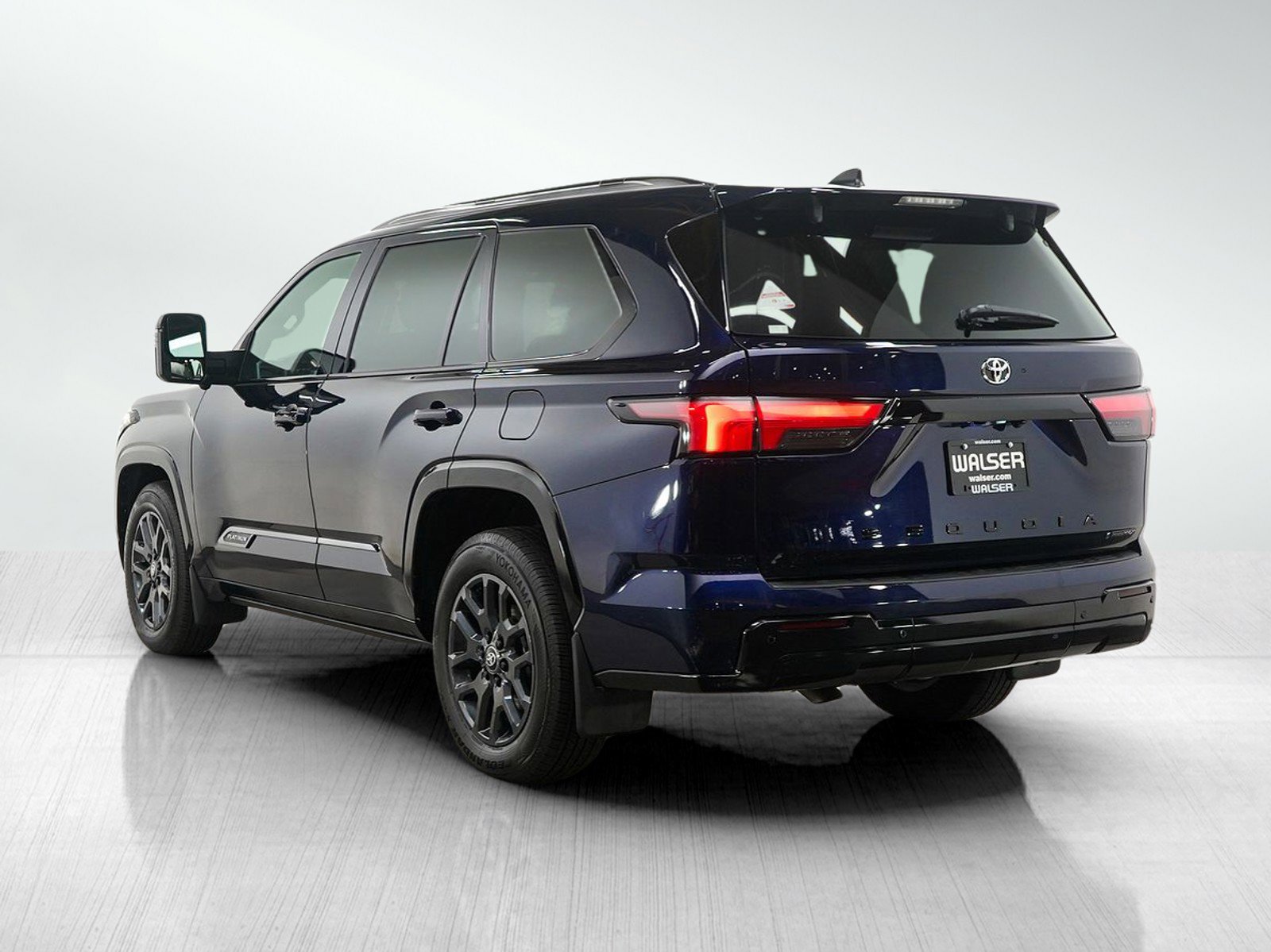 Used 2025 Toyota Sequoia Platinum AWD/4WD image 3
