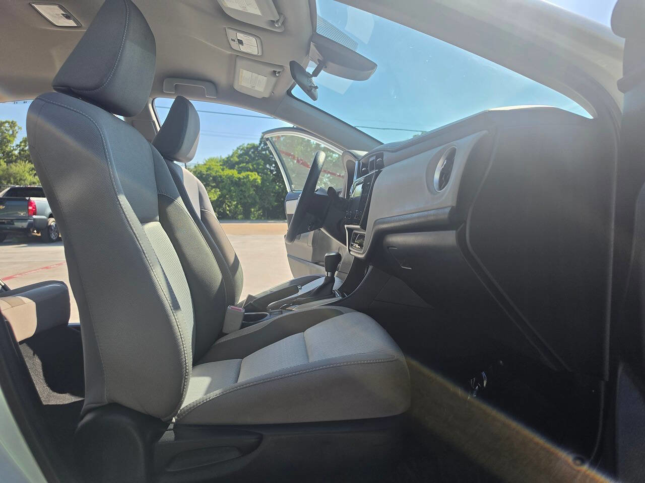 Used 2017 Toyota Corolla LE FWD image 30