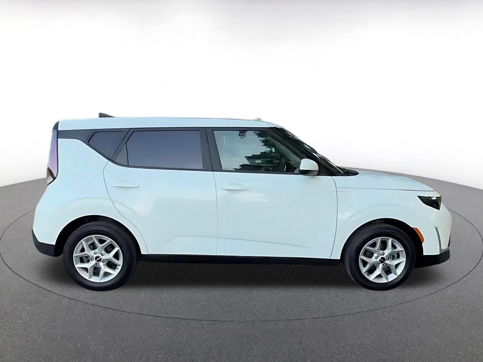 Used 2025 Kia Soul LX w/ LX Technology Package FWD image 16