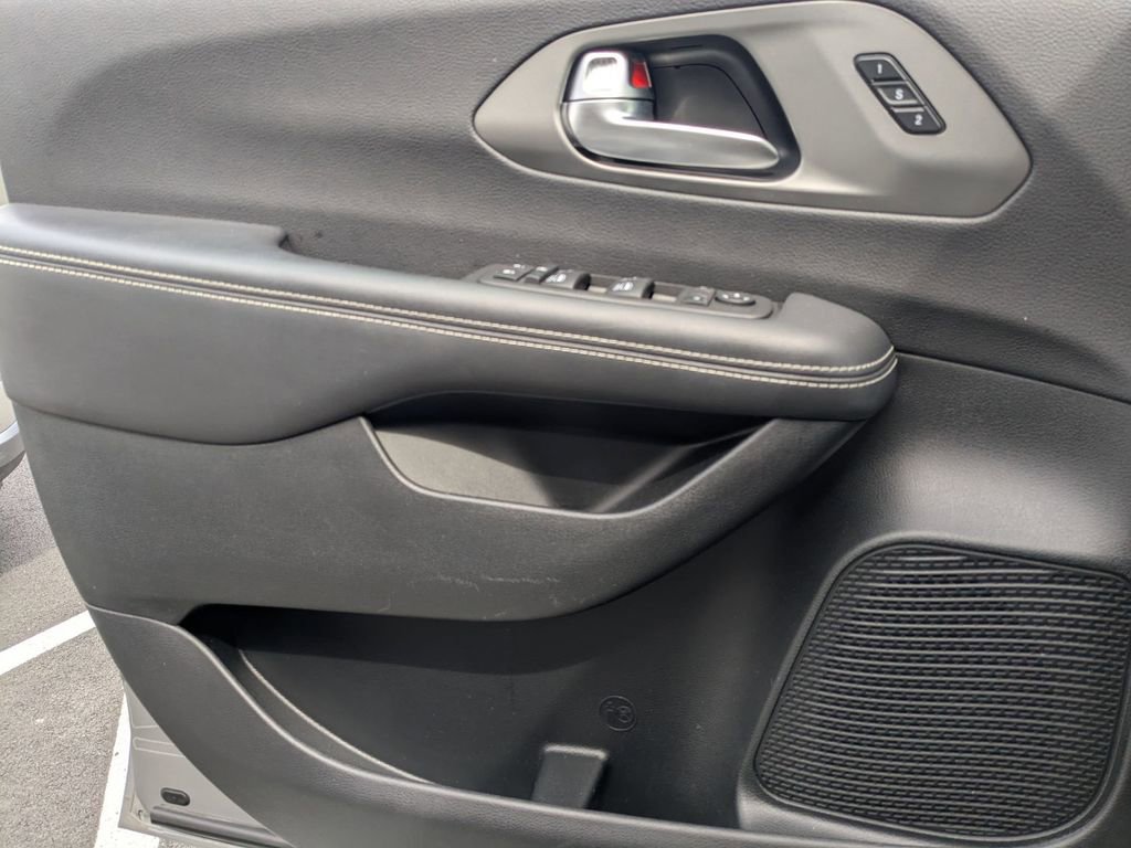Used 2025 Chrysler Pacifica Select image 11