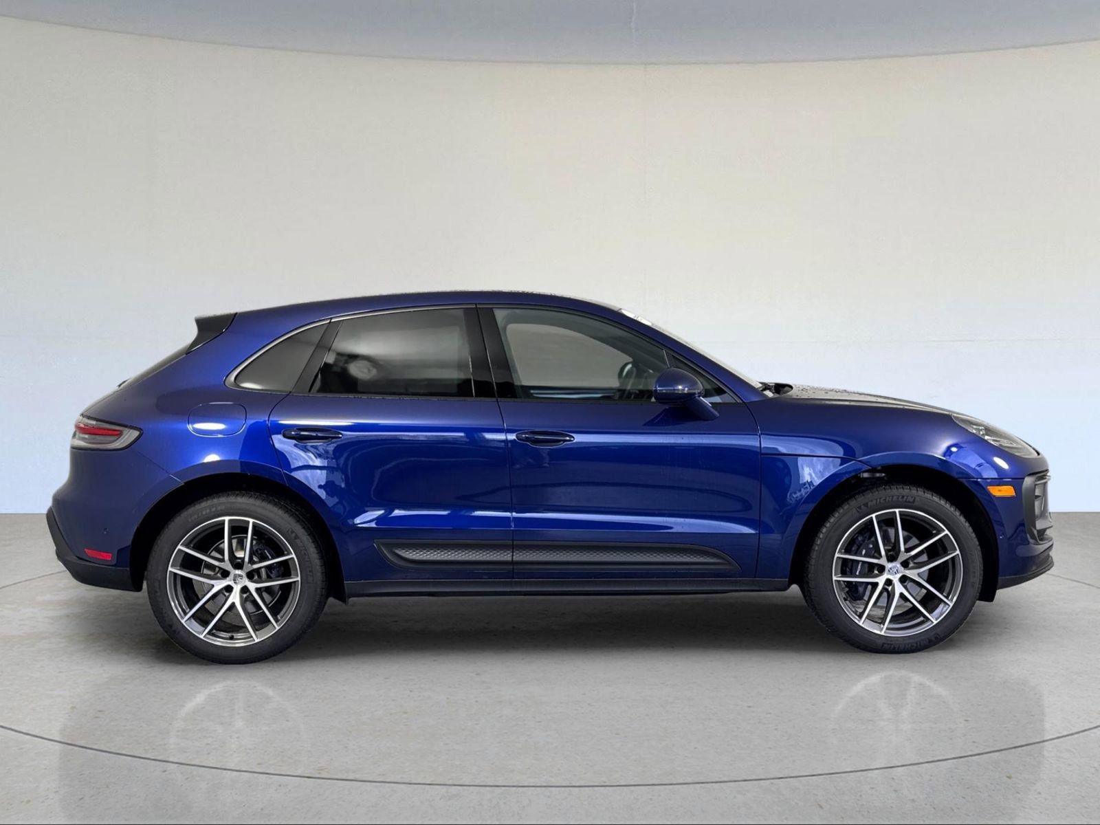 Certified 2025 Porsche Macan image 9