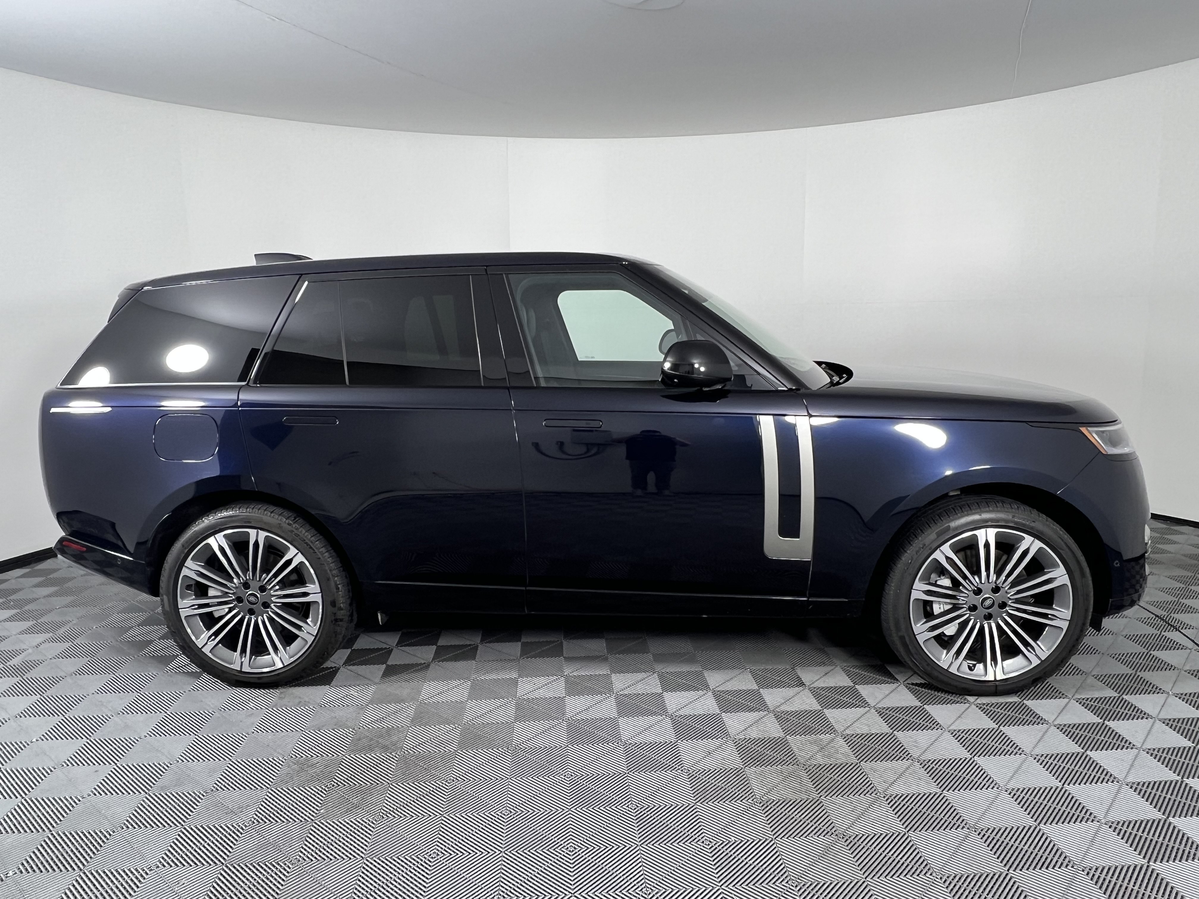 Used 2025 Land Rover Range Rover SE AWD/4WD image 13