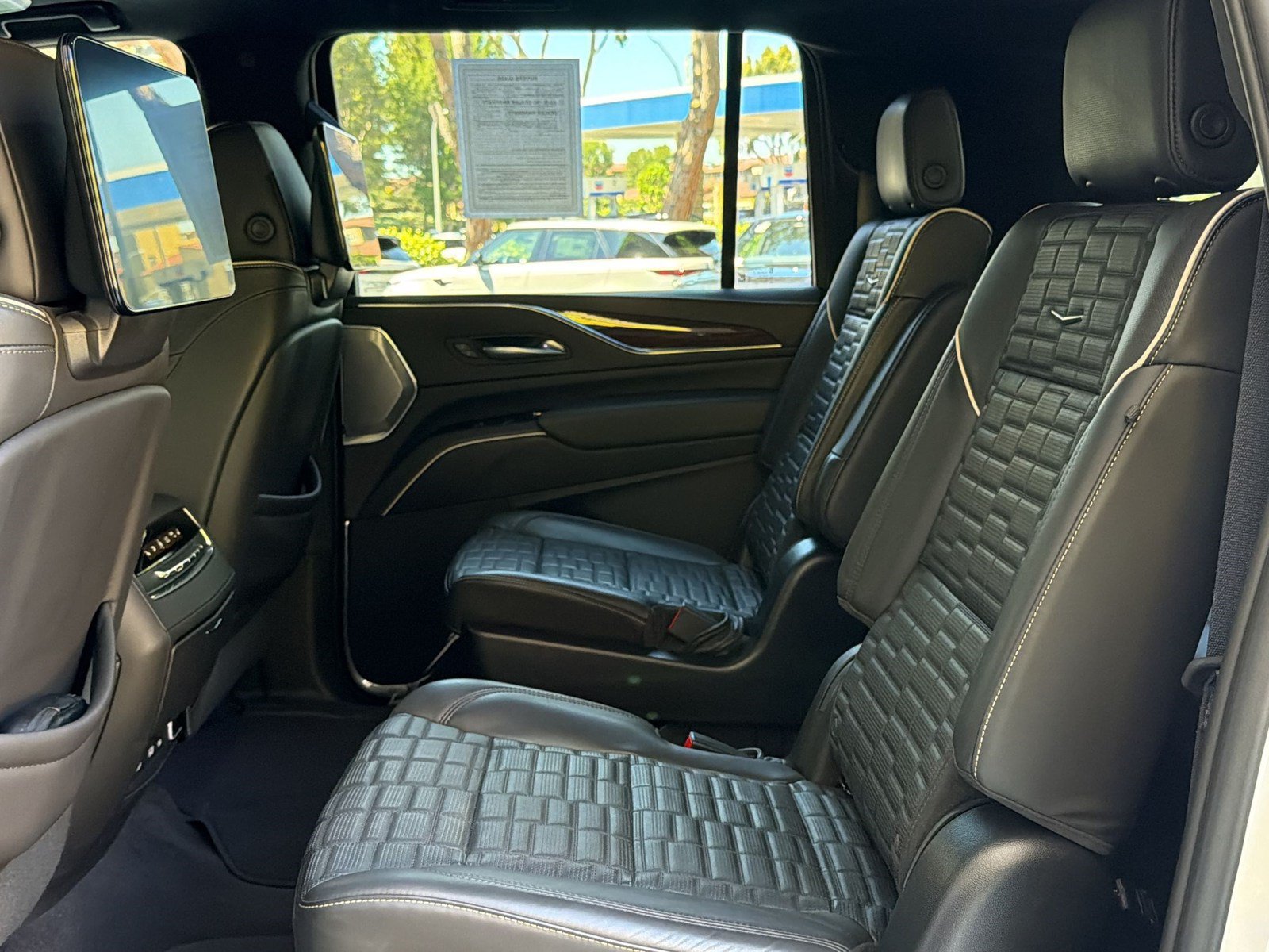 Used 2023 Cadillac Escalade ESV Sport Platinum w/ LPO, ONYX Package AWD/4WD image 24