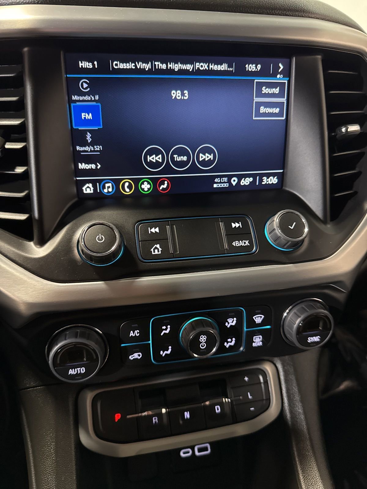 Used 2023 GMC Acadia SLE image 13