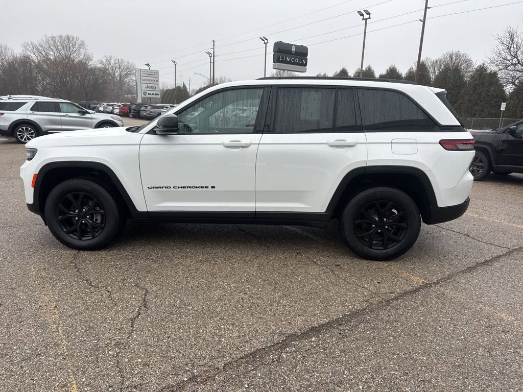Used 2024 Jeep Grand Cherokee Altitude image 4