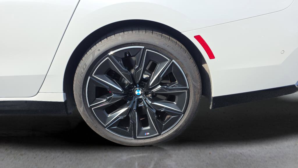 Used 2025 BMW 760i xDrive w/ Premium Package image 15