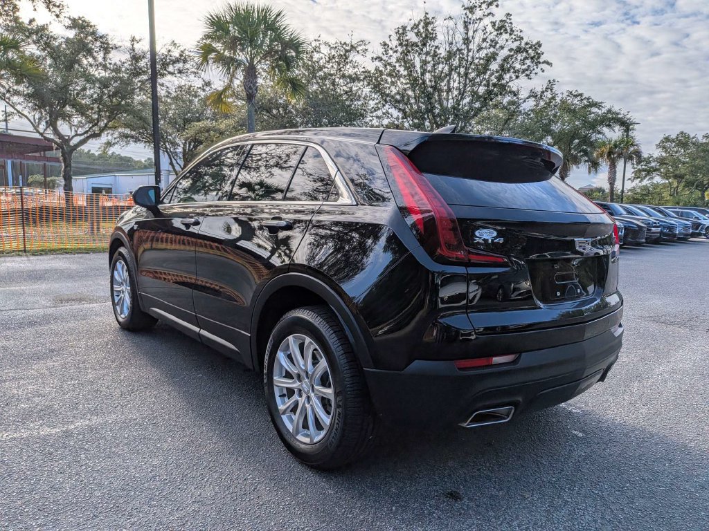 Used 2023 Cadillac XT4 Luxury w/ Cold Weather Package FWD image 4