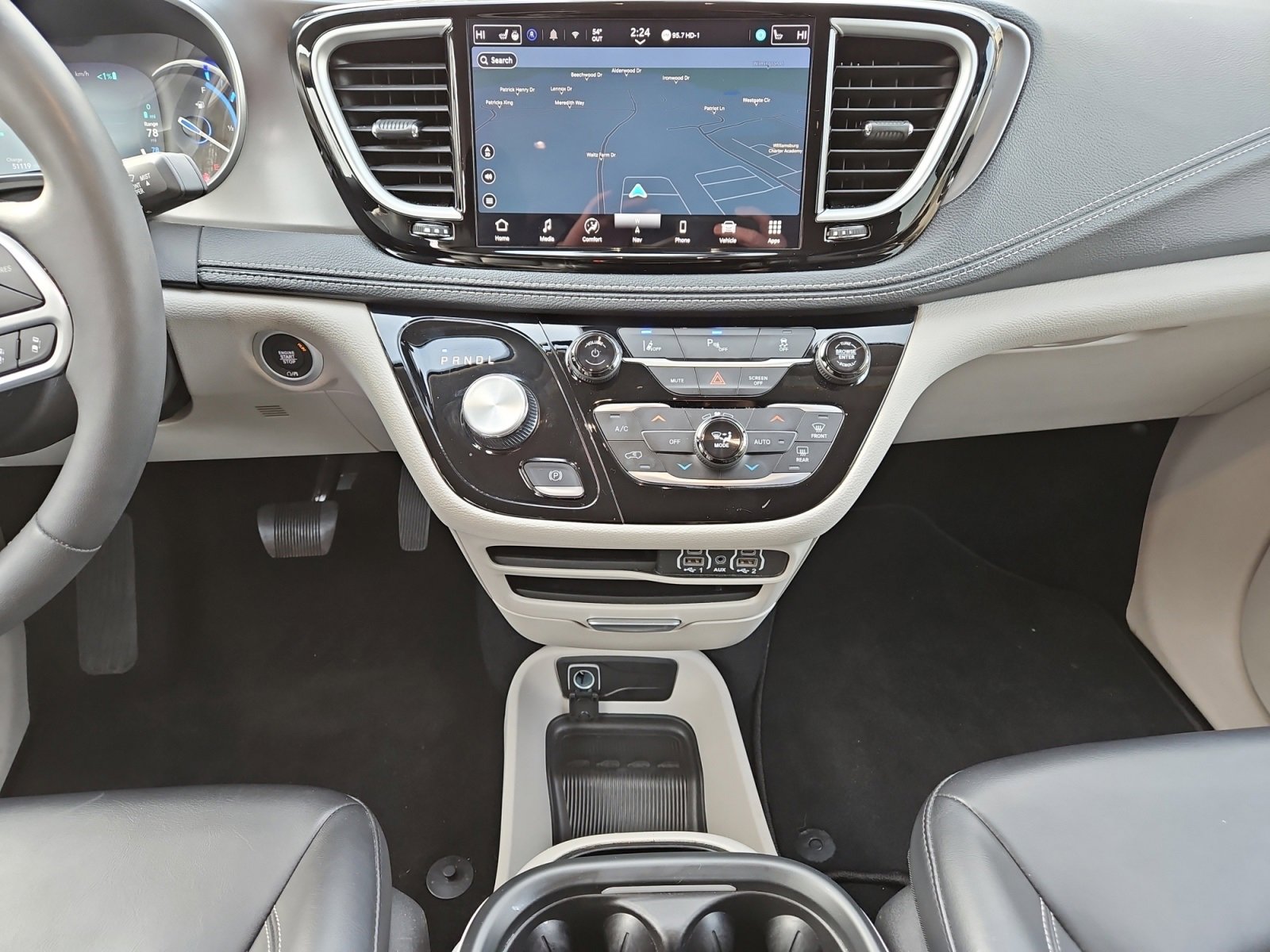 Used 2024 Chrysler Pacifica Select image 11