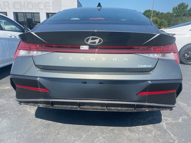 New 2025 Hyundai Elantra Limited image 24