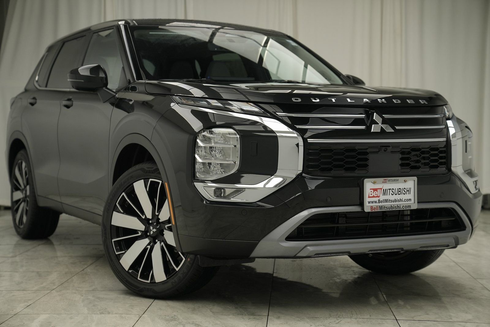 Used 2025 Mitsubishi Outlander SE image 1