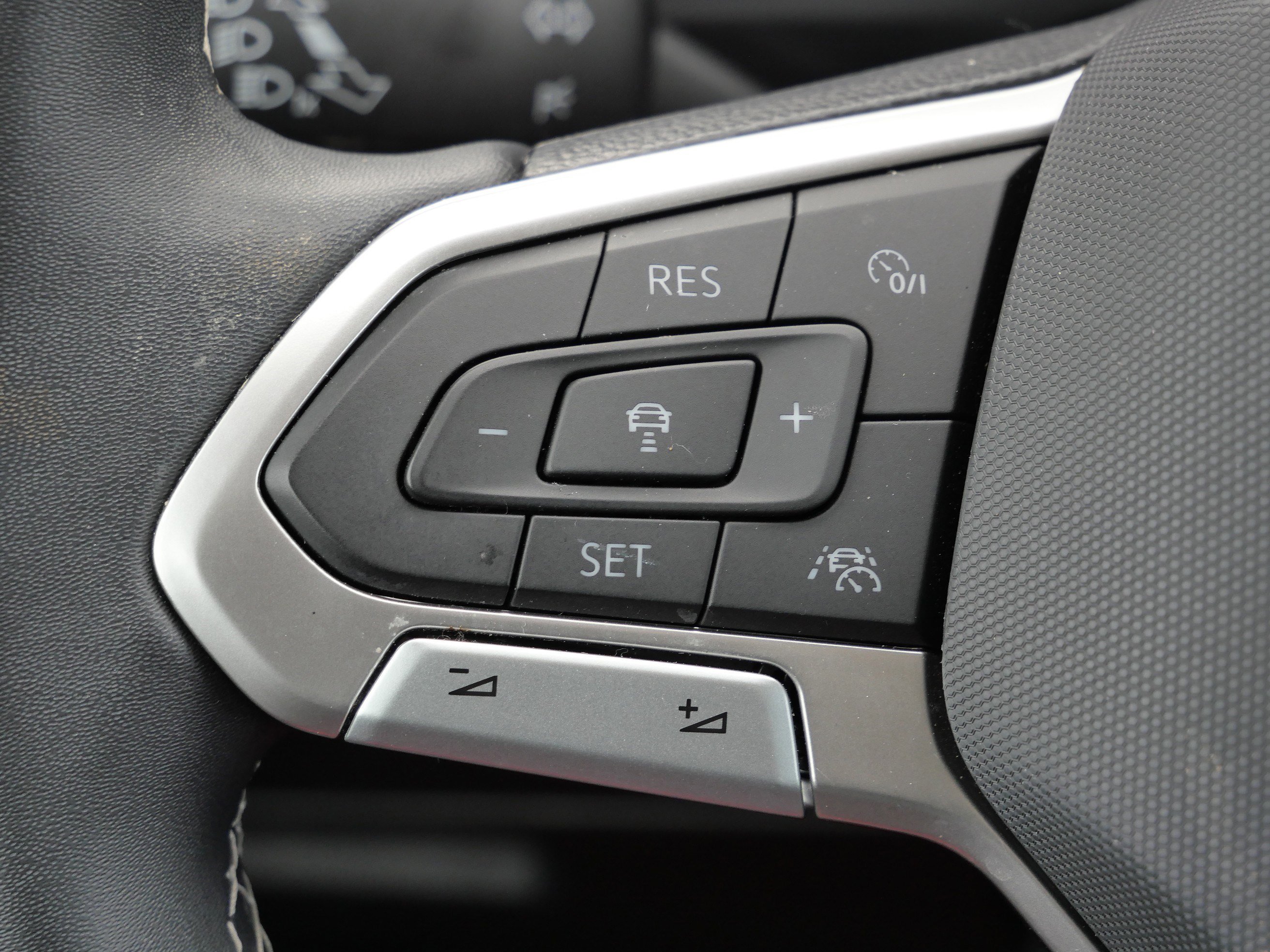 Certified 2022 Volkswagen Tiguan SE image 32