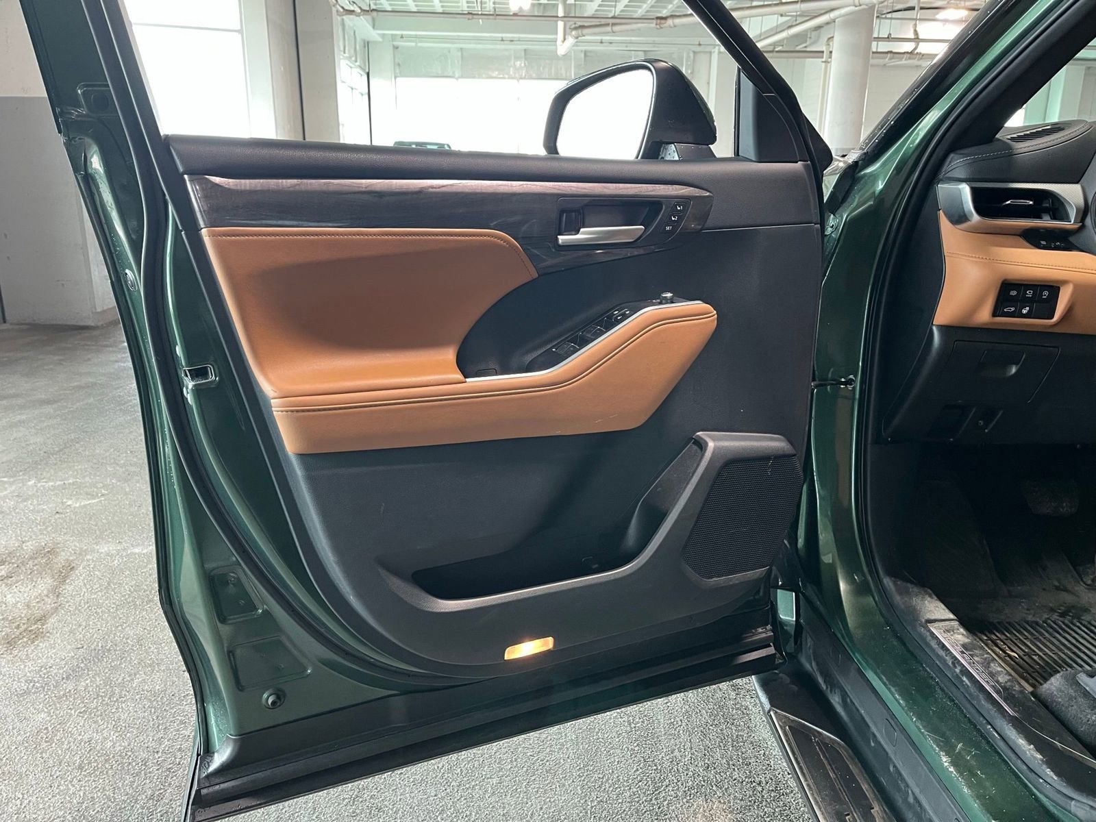 Used 2023 Toyota Highlander Platinum image 16