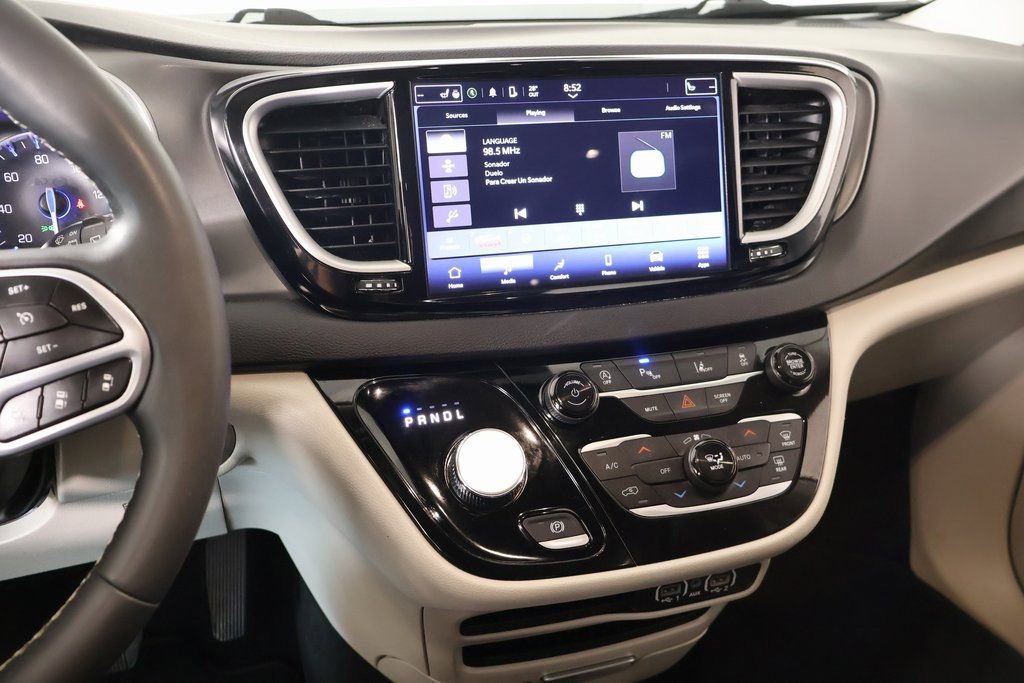 Used 2024 Chrysler Pacifica Touring-L image 5