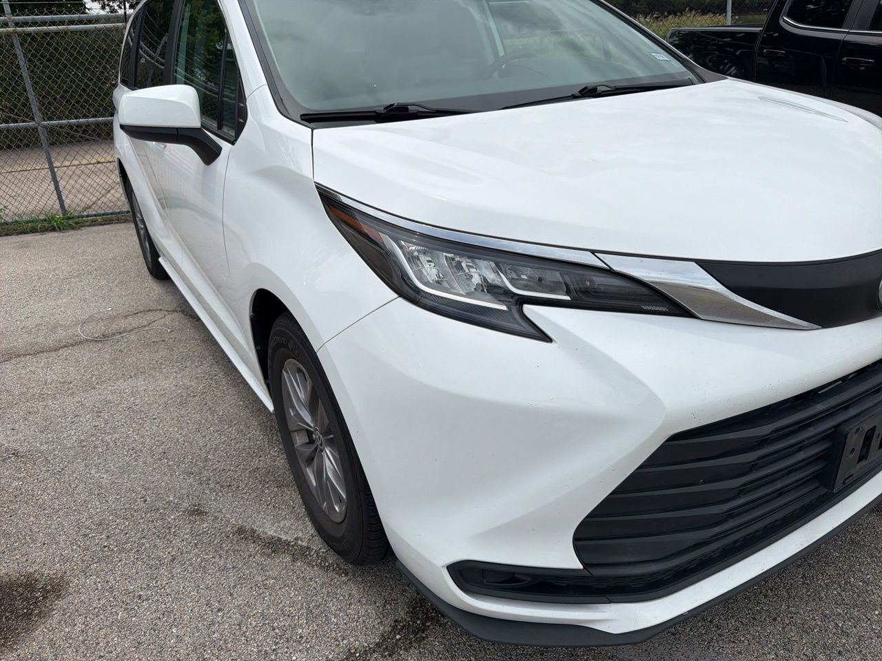 Used 2023 Toyota Sienna LE FWD image 3