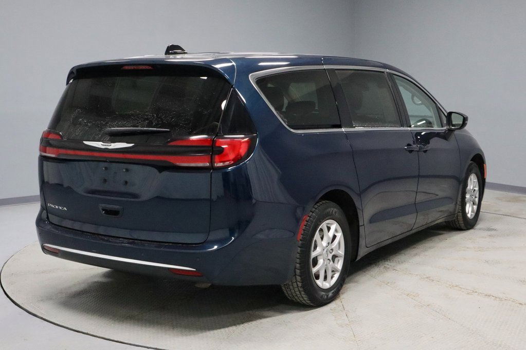Used 2023 Chrysler Pacifica Touring-L image 7