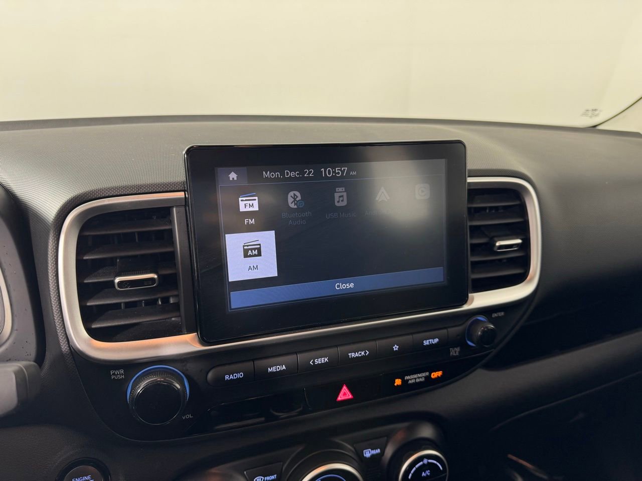 Used 2024 Hyundai Venue SEL image 17