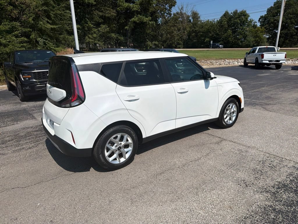 Used 2024 Kia Soul LX w/ Option Group 015 FWD image 3
