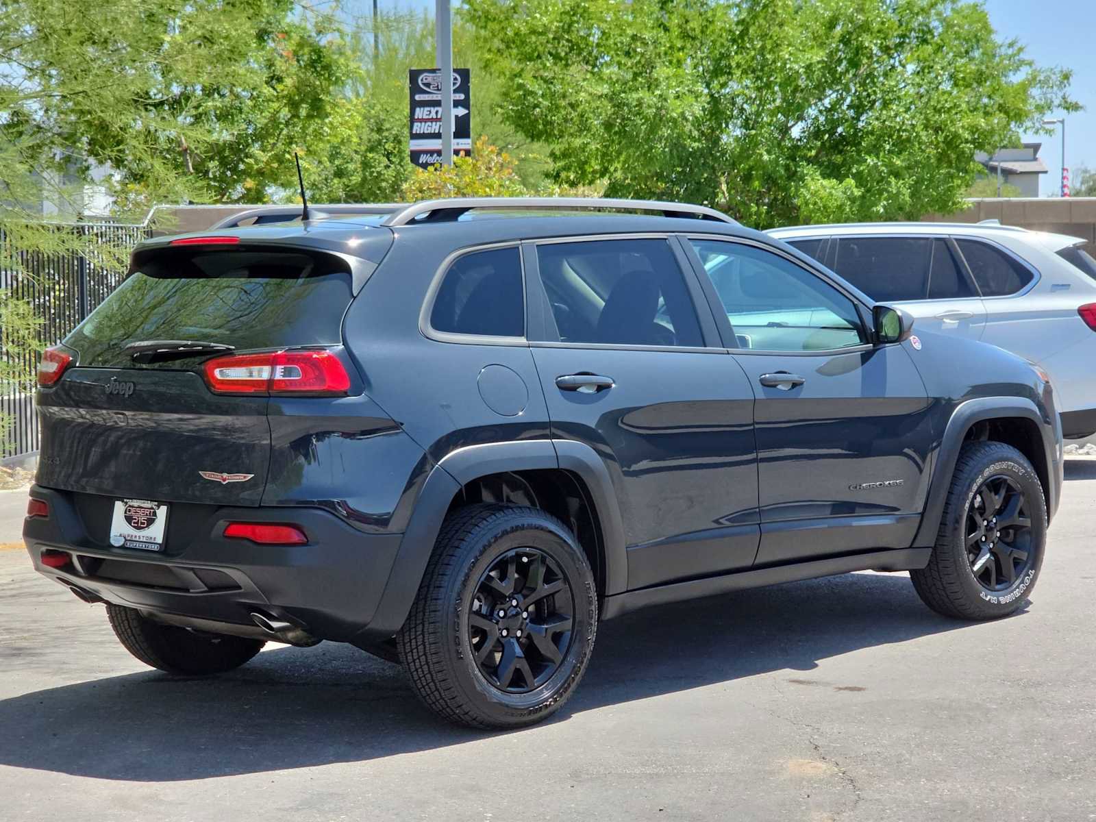 Used 2017 Jeep Cherokee Trailhawk w/ Cold Weather Group AWD/4WD image 8