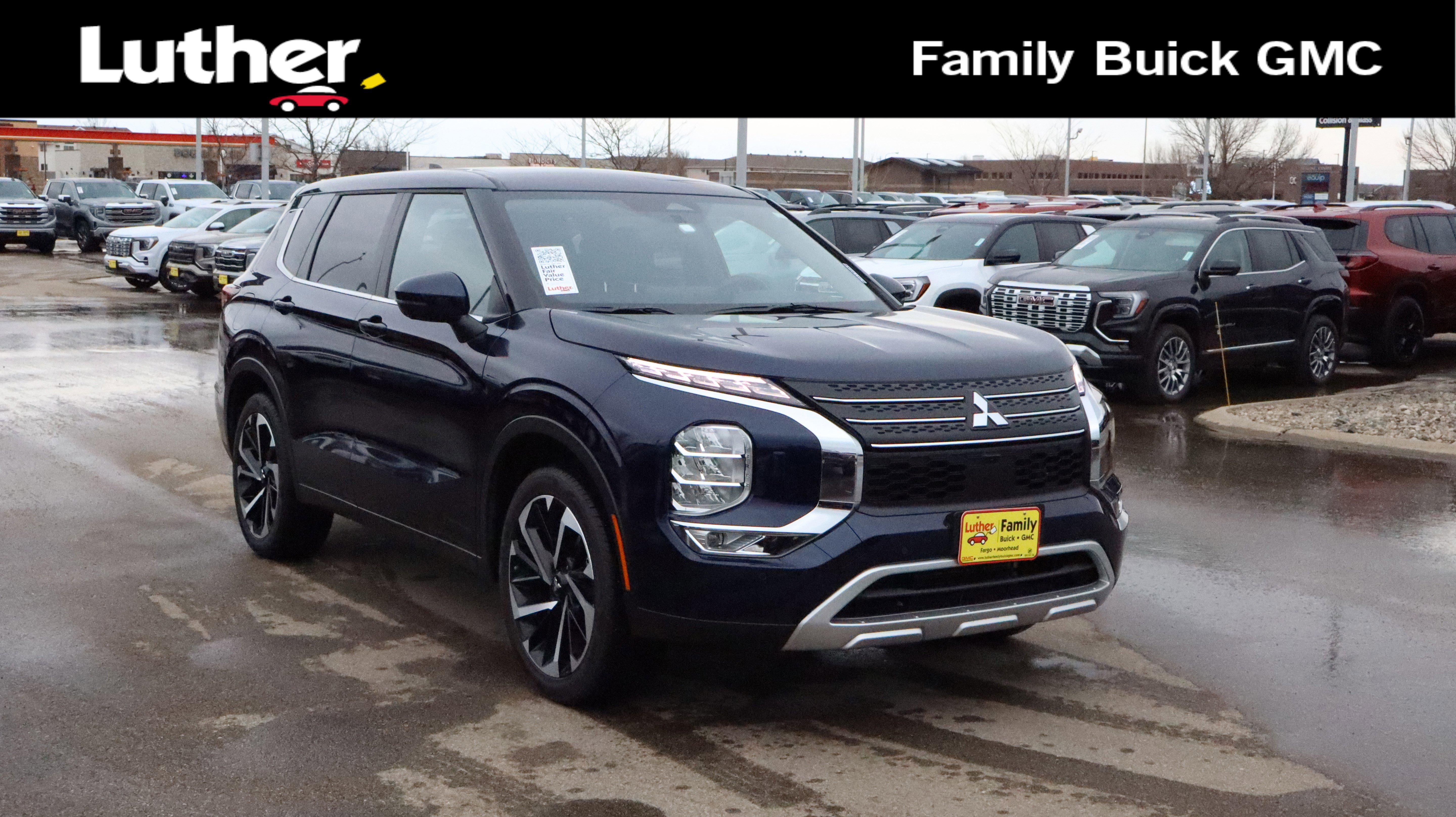 Used 2024 Mitsubishi Outlander SE image 1