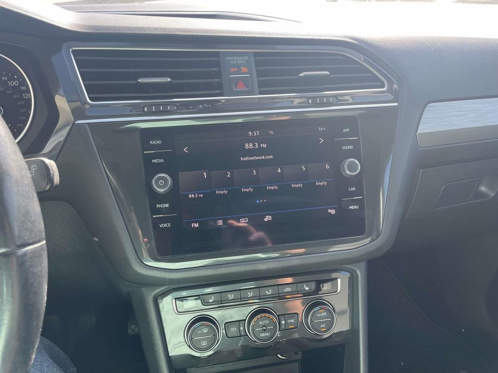 Used 2018 Volkswagen Tiguan SE w/ Panoramic Sunroof Package image 23