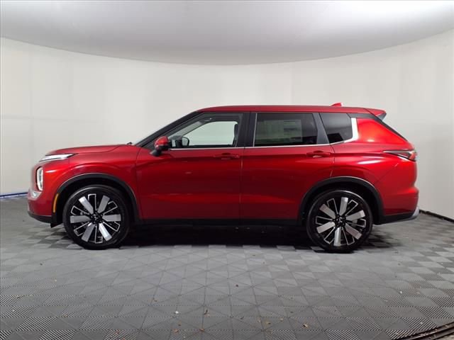 Used 2025 Mitsubishi Outlander SE image 4