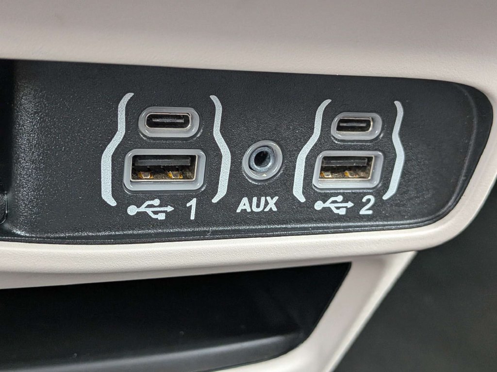 Used 2024 Chrysler Pacifica Touring-L FWD image 24