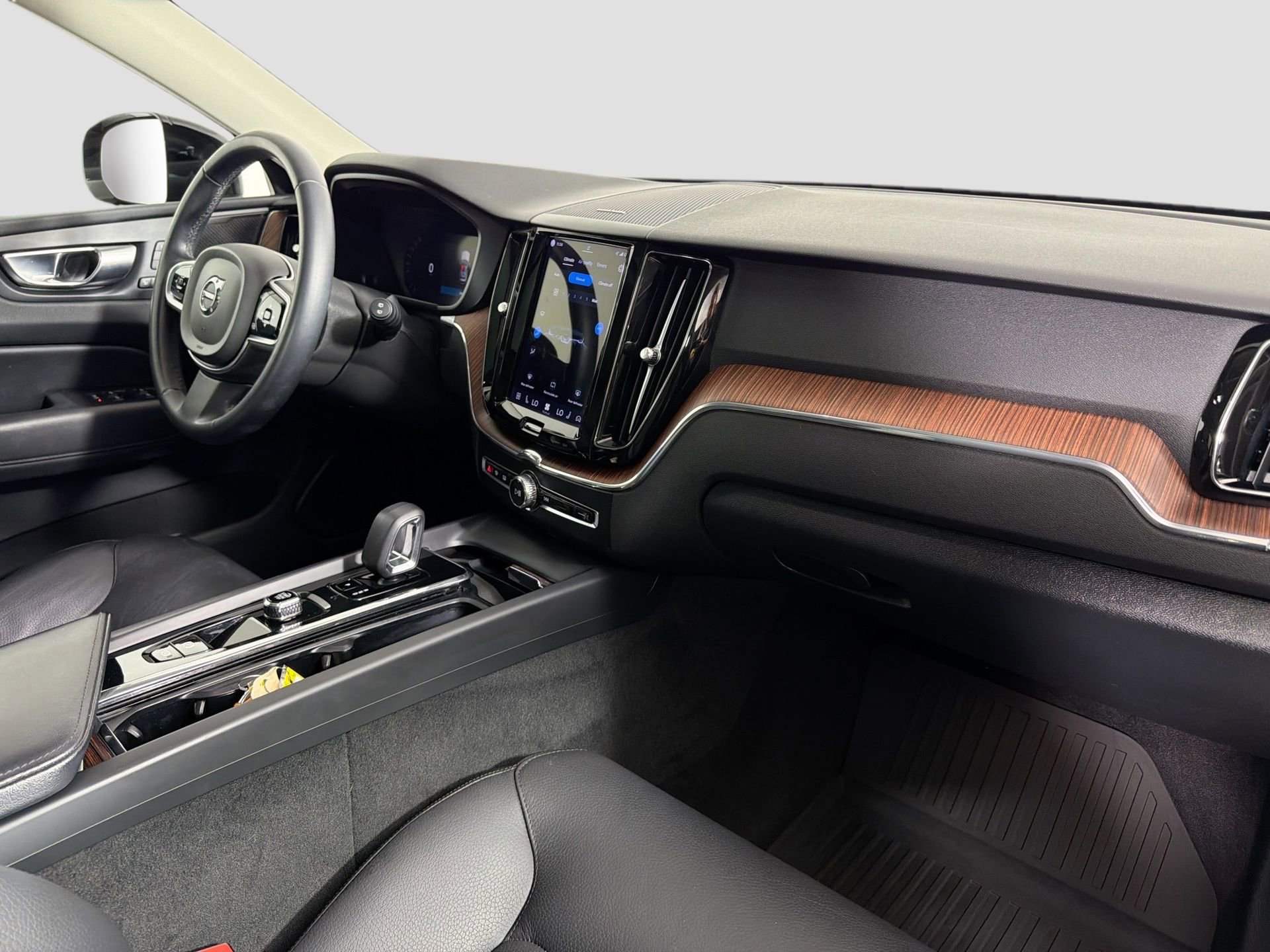 Certified 2023 Volvo XC60 B5 Plus FWD image 29