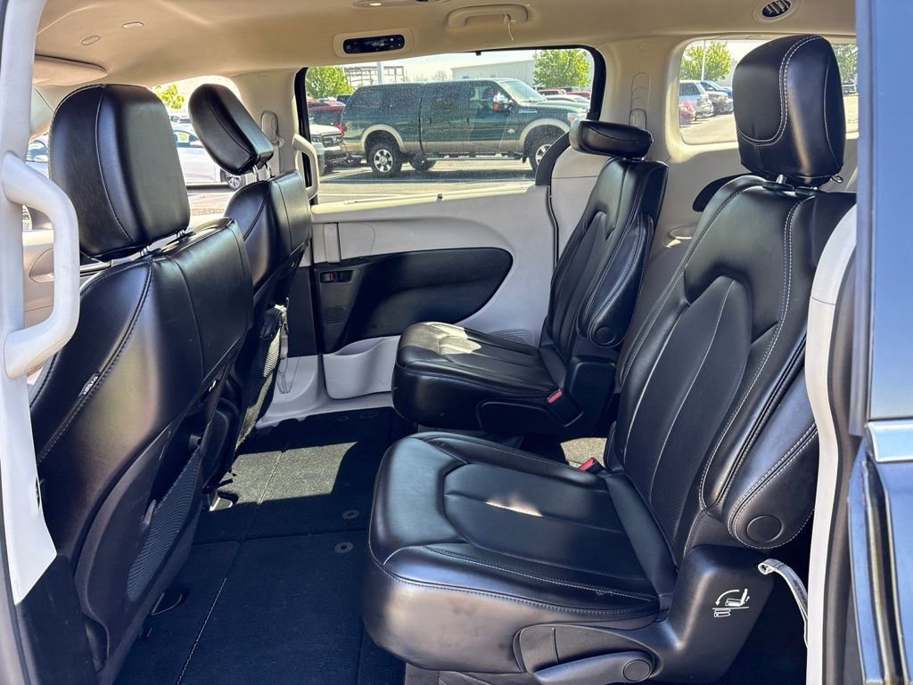 Used 2023 Chrysler Pacifica Touring-L FWD image 14