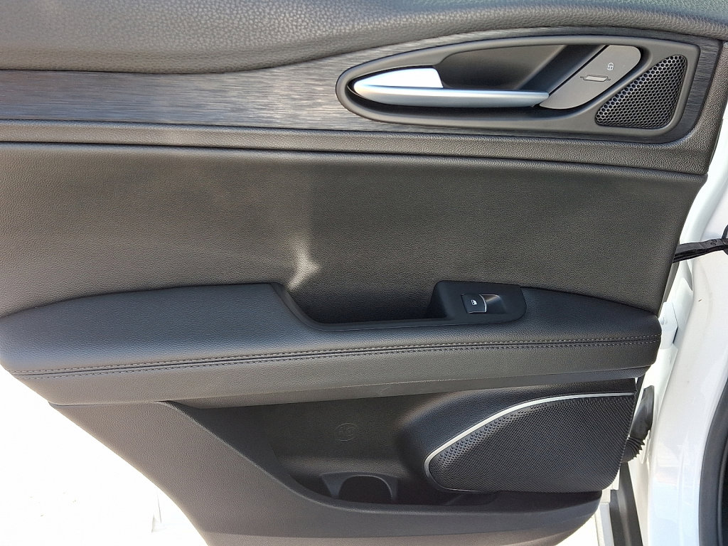 Used 2023 Alfa Romeo Stelvio Sprint image 19