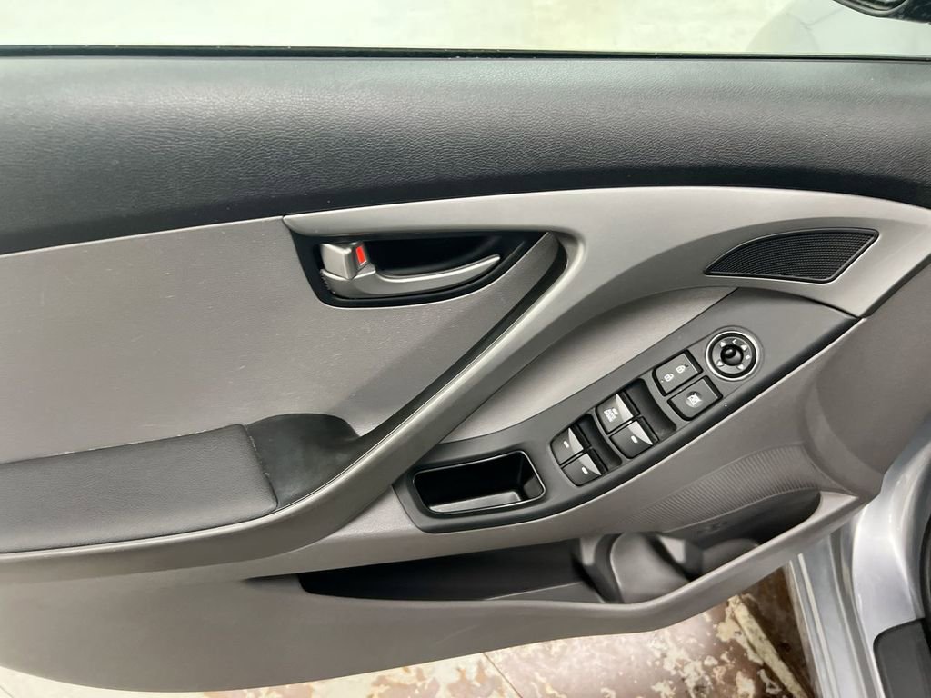 Used 2015 Hyundai Elantra SE FWD image 19