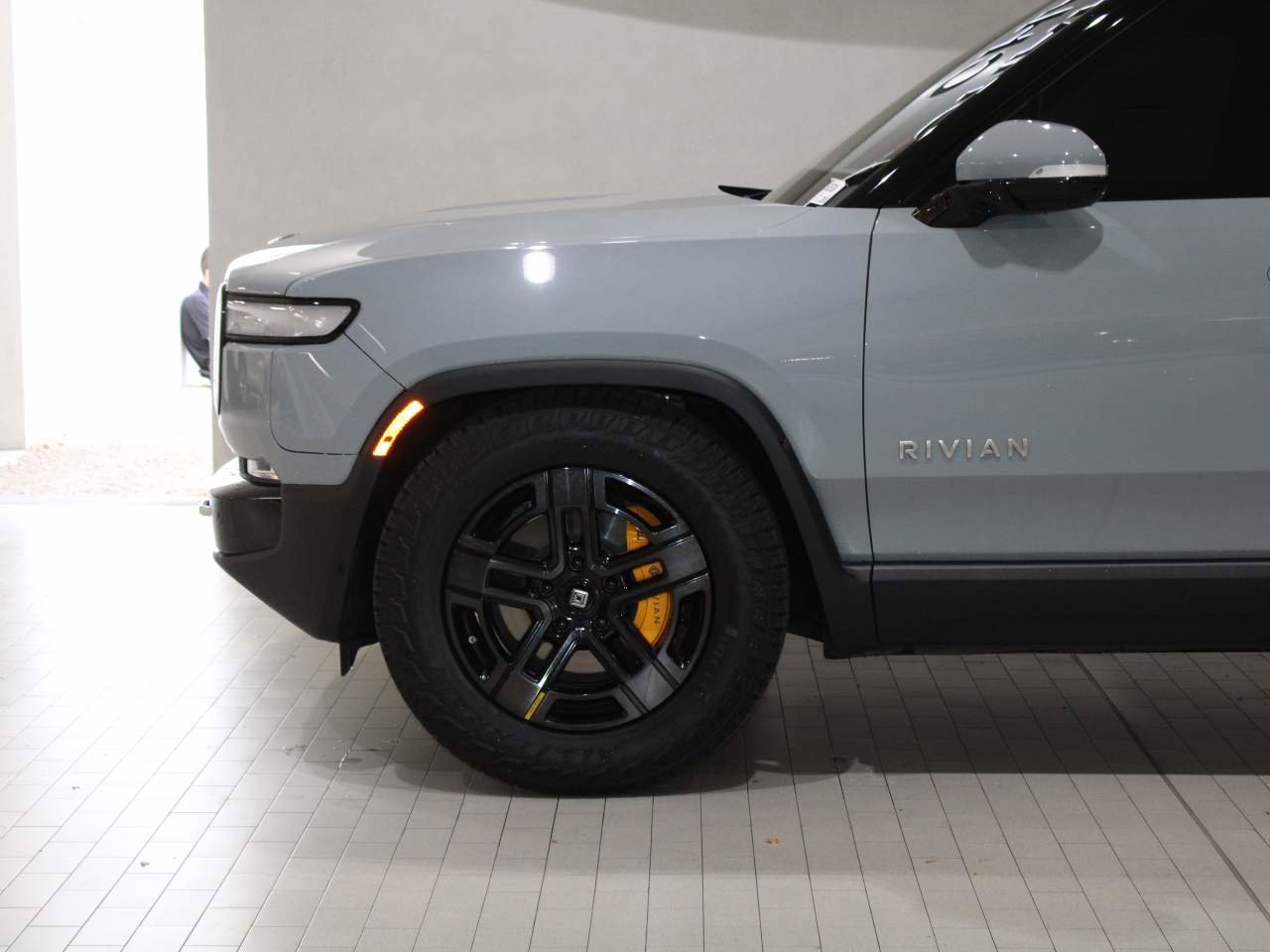 Used 2023 Rivian R1S Adventure image 4