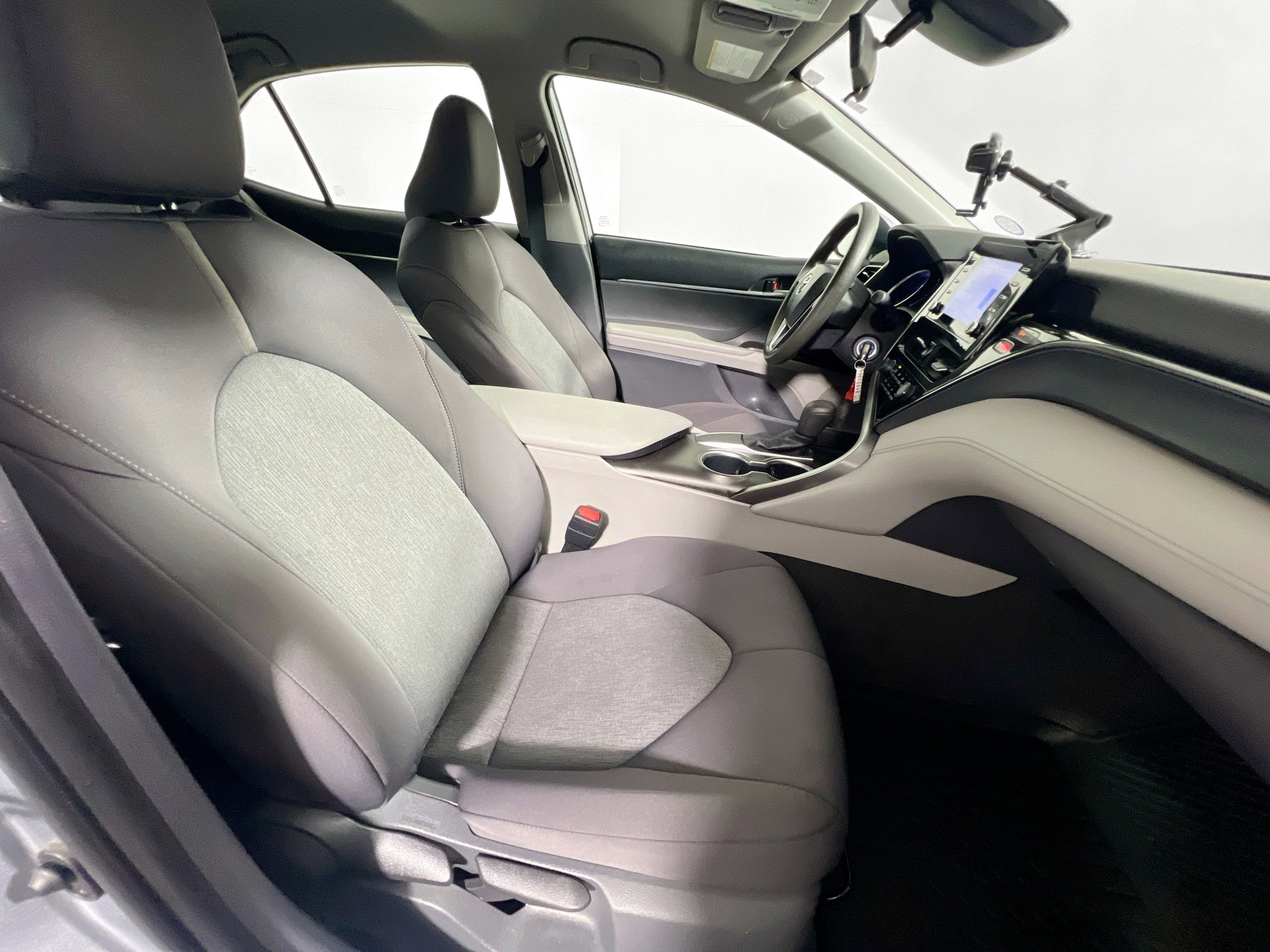 Used 2021 Toyota Camry LE image 30