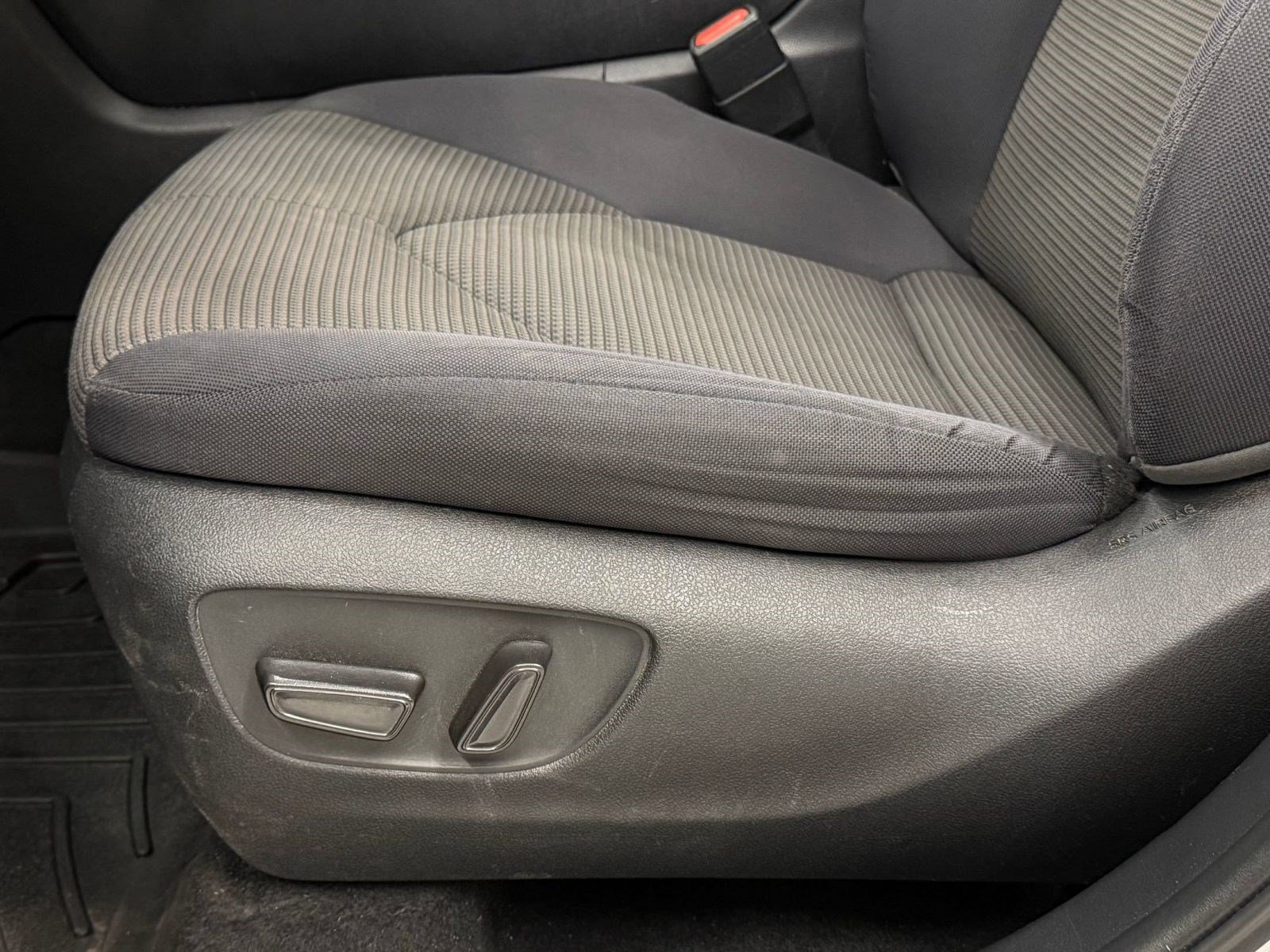 Used 2020 Toyota Highlander LE AWD/4WD image 12