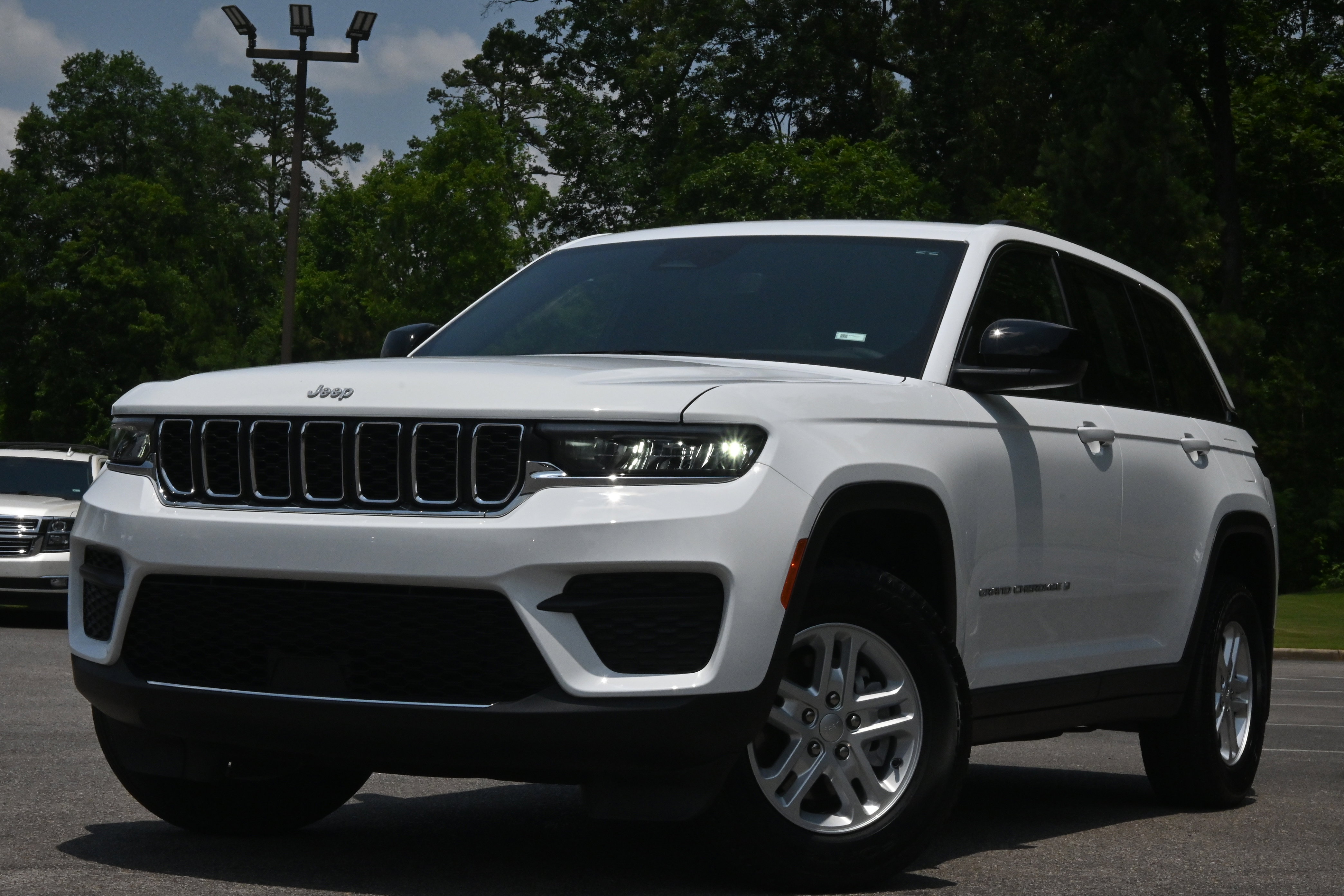 Used 2024 Jeep Grand Cherokee Laredo w/ MOPAR Finishing Package image 4