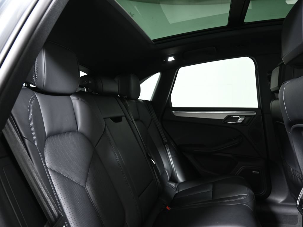 Used 2026 Porsche Macan AWD/4WD image 40