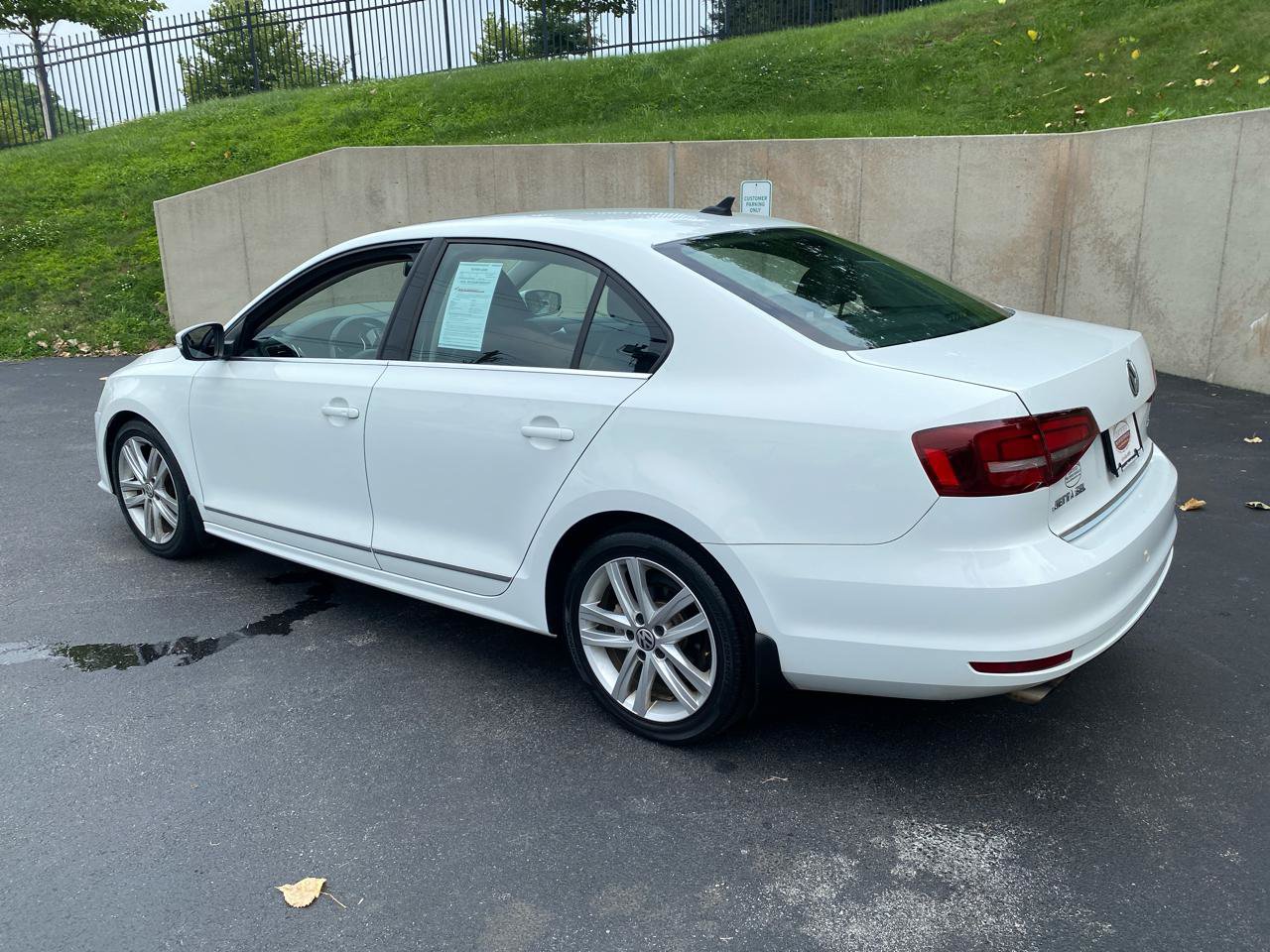 Used 2017 Volkswagen Jetta SEL FWD image 2