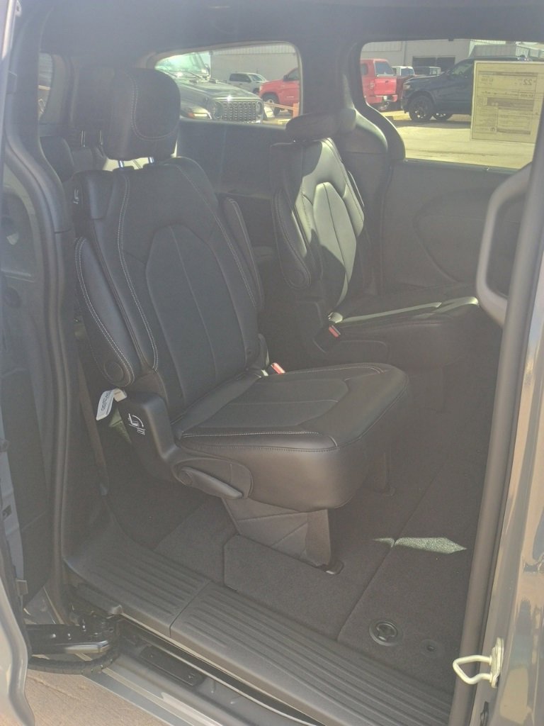 New 2025 Chrysler Pacifica Select image 22