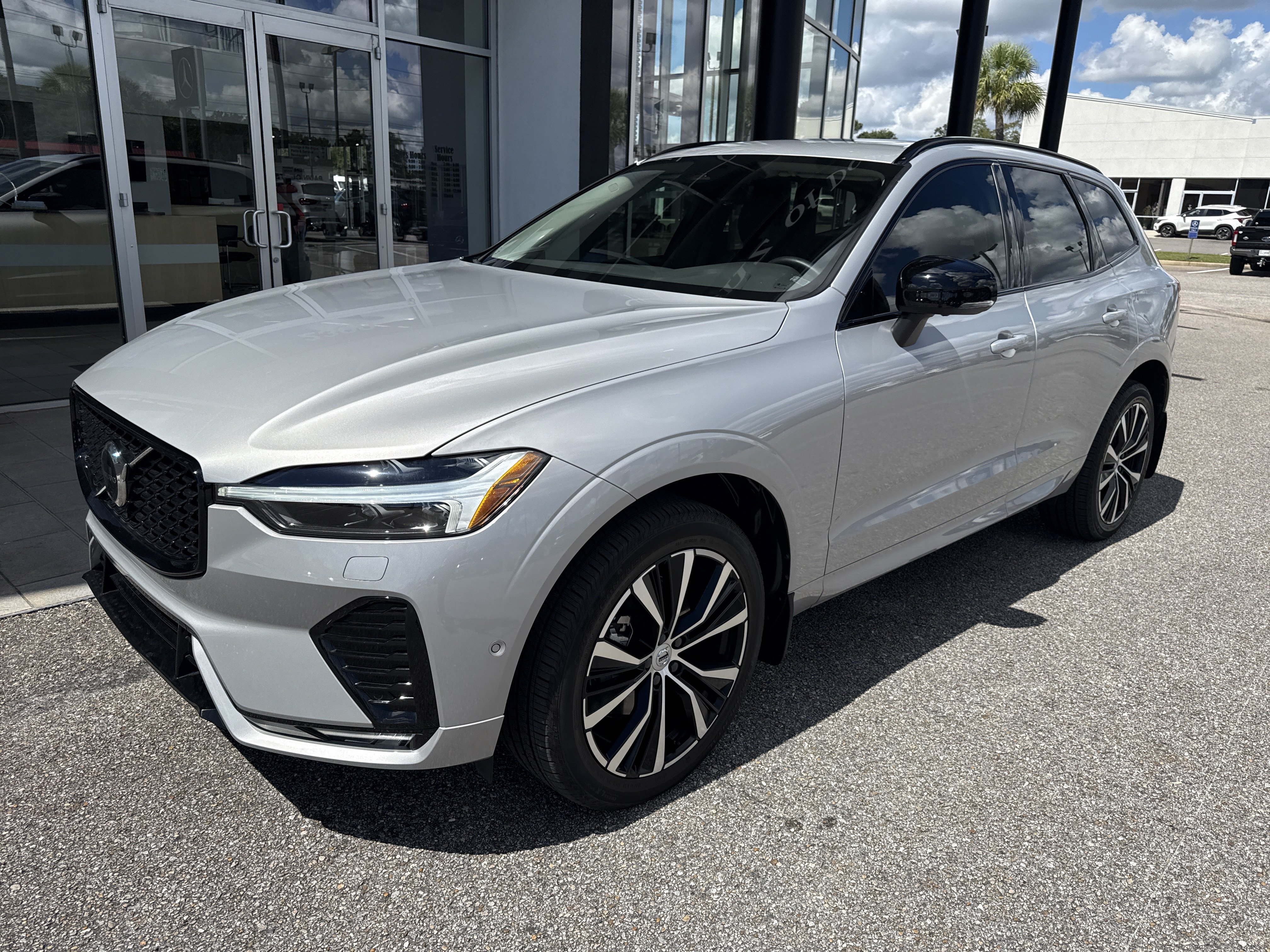 Used 2024 Volvo XC60 B5 Plus w/ Climate Package AWD/4WD image 1