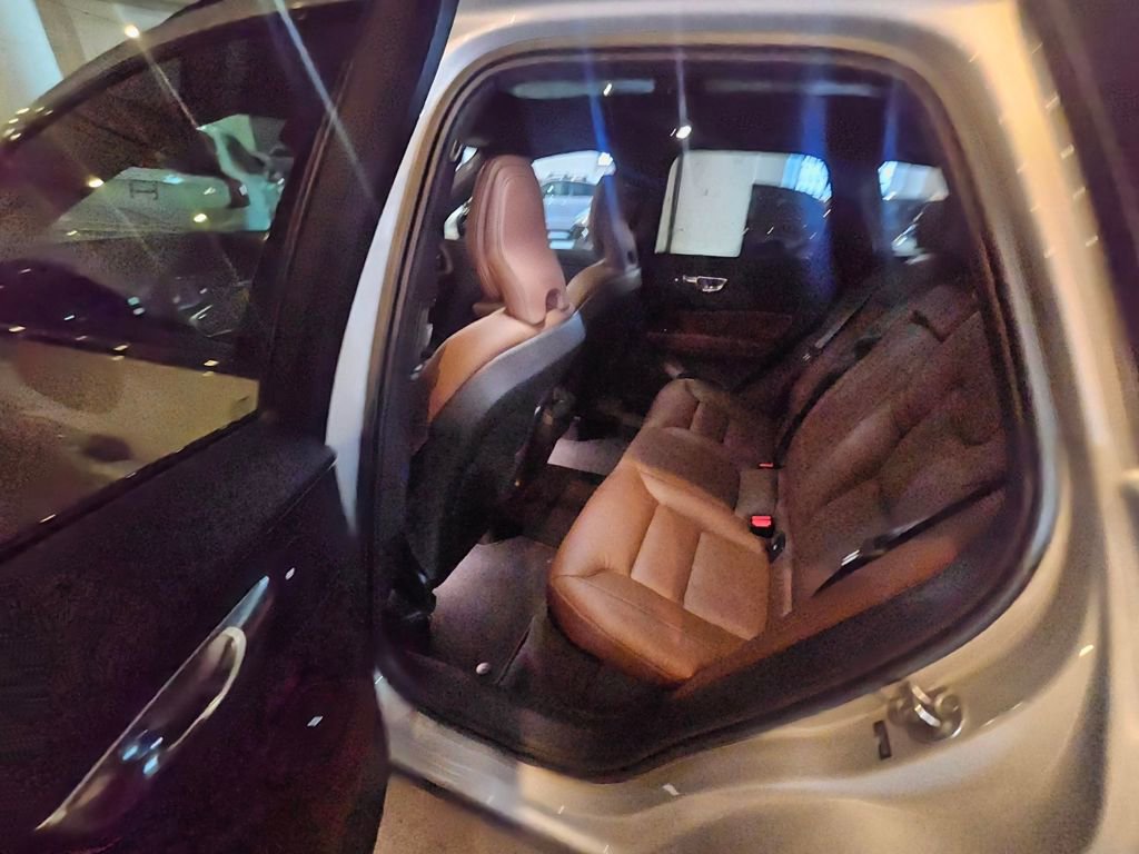 Certified 2023 Volvo XC60 B5 Plus w/ Climate Package image 15
